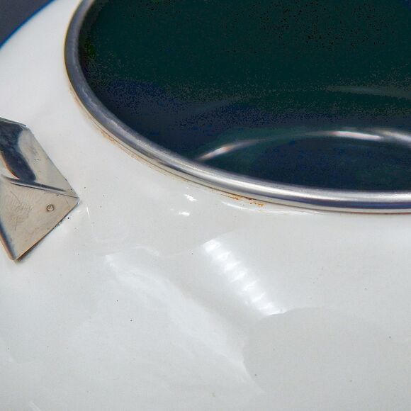 Le Creuset Whistling Tea Kettle White Enamel On Steel 1.7 Quart 1.6 Litre - Picture 9 of 13